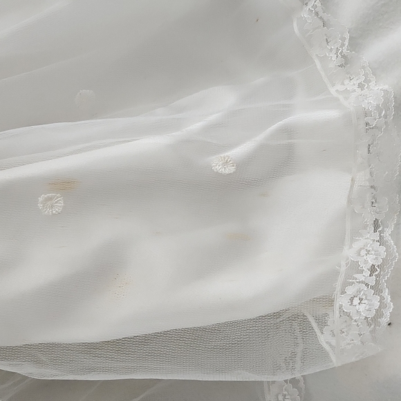 Vintage porcelain doll in wedding gown and veil. Approximately 17". - Picture 11 of 13